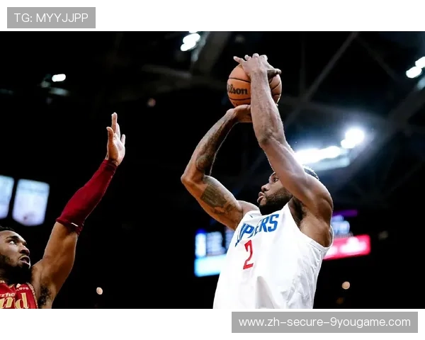 伦纳德终场前补篮得手，快船在主场拿到胜利